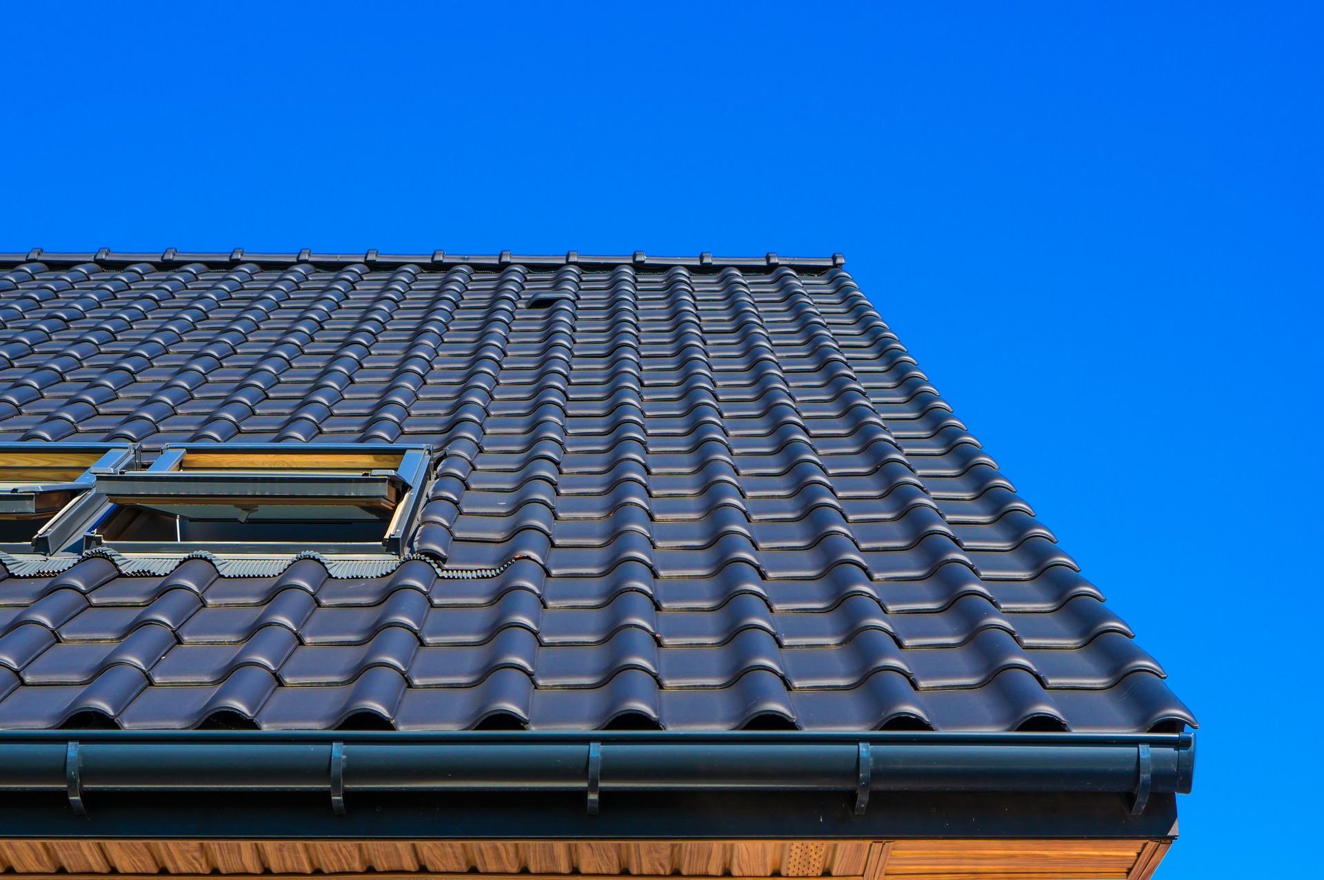 vertical-low-angle-closeup-shot-black-roof-building (1)